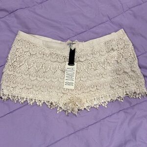NWT-BB Dakota women’s  Beige Lace Shorts
